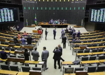 Adiada votação de projeto que dispensa gastado de turistas de quatro países