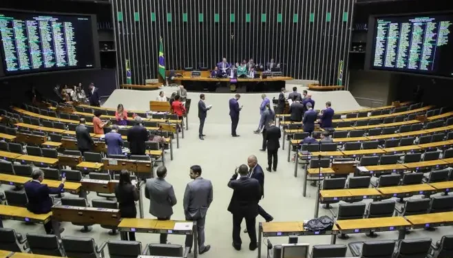 Adiada votação de projeto que dispensa gastado de turistas de quatro países