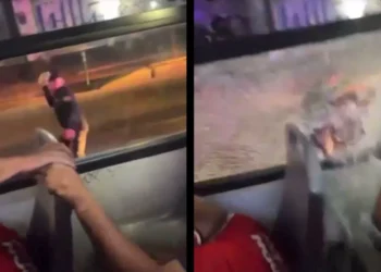 Policía de Zapopan lanza losa a camión con aficionados de Chivas | Video