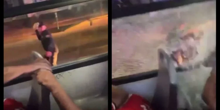 Policía de Zapopan lanza losa a camión con aficionados de Chivas | Video