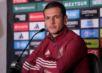 Jimmy joven asegura que nadie le impone reglas como DT de México