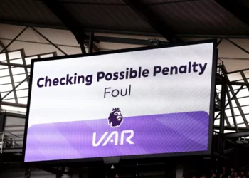 Votan clubes de la Premier League por mantener el VAR