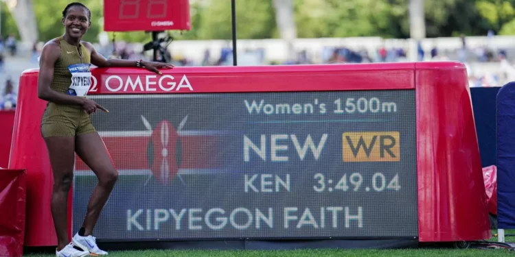 Faith Kipyegon impone una nueva marca mundial en los 1500 metros