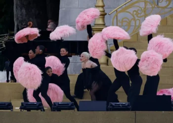 París 2024: Lady Gaga brilla con un número de cabaret pegado al Sena | Fotogalería y video