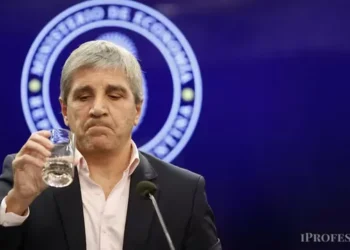 Aunque bajó la brecha con el dólar blue, Luis Caputo sigue sin convencer al área