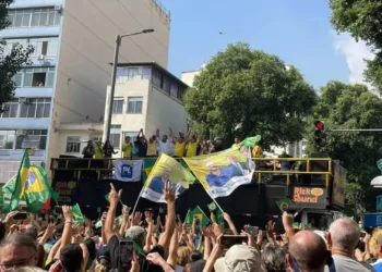 Ex-presidente Bolsonaro reúne apoiadores em ato com Ramagem na Tijuca