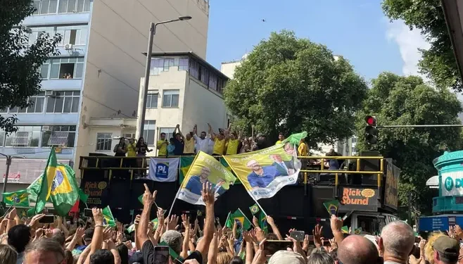 Ex-presidente Bolsonaro reúne apoiadores em ato com Ramagem na Tijuca