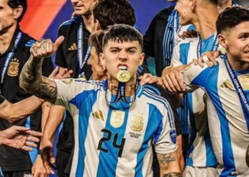 ¿Cómo es la letra del cántico xenófobo de Enzo Fernández para Francia?