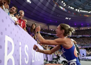 París 2024: Atleta francesa le propone enlace a su novio tras carrera de 3000 metros