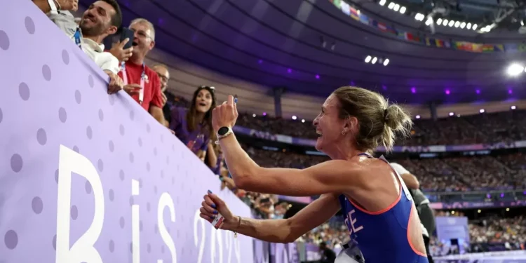 París 2024: Atleta francesa le propone enlace a su novio tras carrera de 3000 metros
