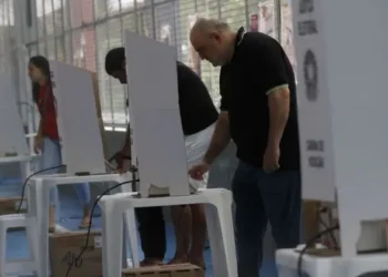 Eleições municipais contam com 83 deputados candidatos, incluindo 18 mulheres
