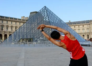 París 2024: Registra Museo del Louvre olímpico descenso de turistas
