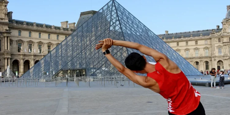 París 2024: Registra Museo del Louvre olímpico descenso de turistas