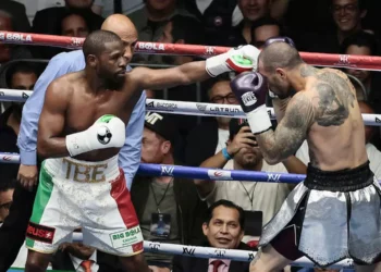 Entre abucheos, Mayweather vence a Gotti III en espina polémica pelea en CDMX