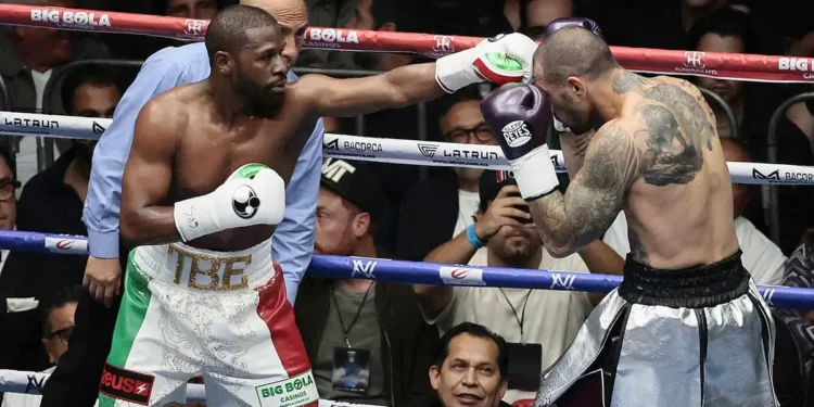 Entre abucheos, Mayweather vence a Gotti III en espina polémica pelea en CDMX
