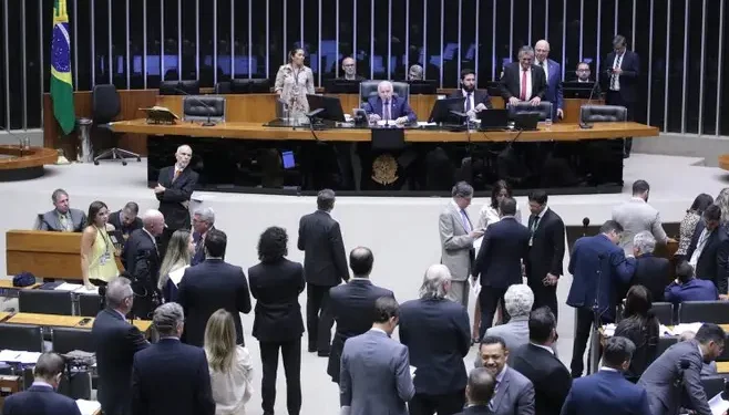 Câmara aprova emendas do Senado ao projeto dos combustíveis do esperanza