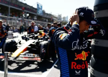 ¿Sin resentimientos ‘Checo’ y Sainz? Esto dijeron del choque en Bakú | Video