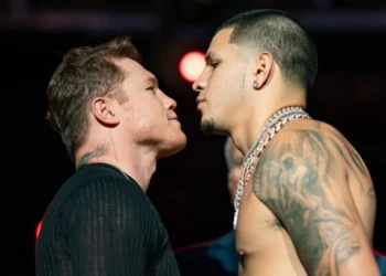 Canelo Álvarez defiende sus títulos ante Berlanga, que prometió noquearlo