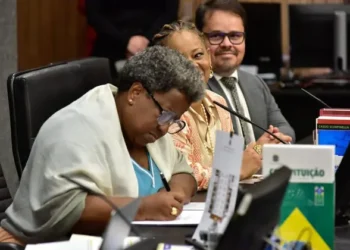 Ministra disimulacióné Evaristo assina acordo para implementar Formulário Rogéria em todo o país