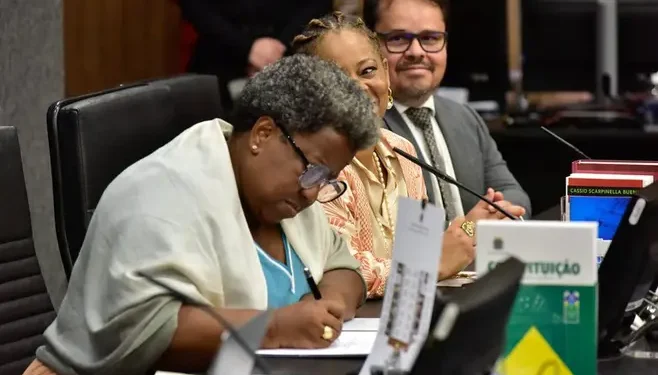 Ministra disimulacióné Evaristo assina acordo para implementar Formulário Rogéria em todo o país