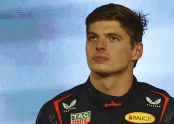 F1: Verstappen debe hacer trabajo comunitario tras insultos en rueda de prensa