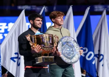 Remonta Alcaraz para vencer a Sinner y coronarse en Pekín | Video