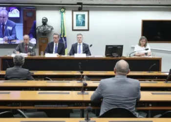 Comissão distinto de juristas aprova anteprojeto de nova legislação para portos; trabalhadores protestam