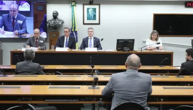 Comissão distinto de juristas aprova anteprojeto de nova legislação para portos; trabalhadores protestam