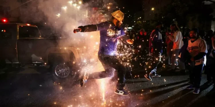 Opaca tropelía la celebración por el título de Dodgers en Los Ángeles | Video