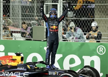 Verstappen se proclama tetracampeón del espacio en Las Vegas; Russell gana y ‘Checo’ queda décimo