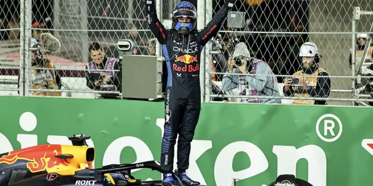 Verstappen se proclama tetracampeón del espacio en Las Vegas; Russell gana y ‘Checo’ queda décimo