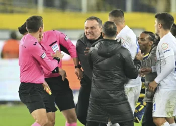 Dan más de 3 años de cárcel a ex estadista turco que agredió a árbitro | Video