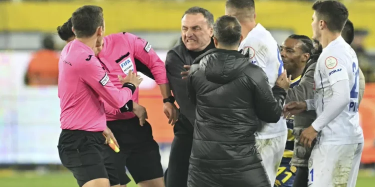 Dan más de 3 años de cárcel a ex estadista turco que agredió a árbitro | Video