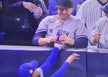 Prohíben ingreso a Yankee Stadium a aficionados que agarraron el guantelete y brazo de Mookie Betts | Video