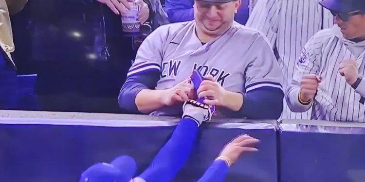 Prohíben ingreso a Yankee Stadium a aficionados que agarraron el guantelete y brazo de Mookie Betts | Video