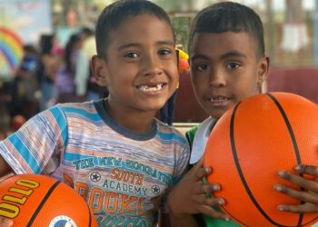 El deporte promueve el desarrollo de habilidades en los niños.