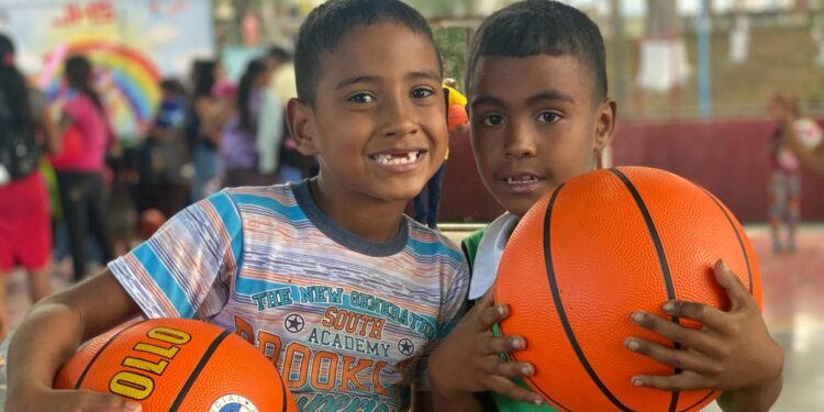 El deporte promueve el desarrollo de habilidades en los niños.
