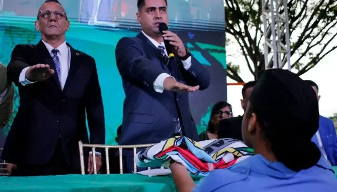 Prefeito reeleito Bernard Tavares, vice-prefeito e vereadores são empossados