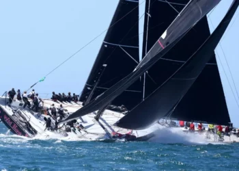 Reportan dos incidentes mortales durante tradicional regata australiana