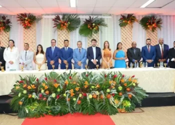 Marcelo Batista e Sabrine Pereira assumem comando em cerimônia marcada pela participação global