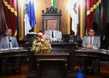 Vereadores são empossados e Junior Coruja é reeleito presidente da Câmara