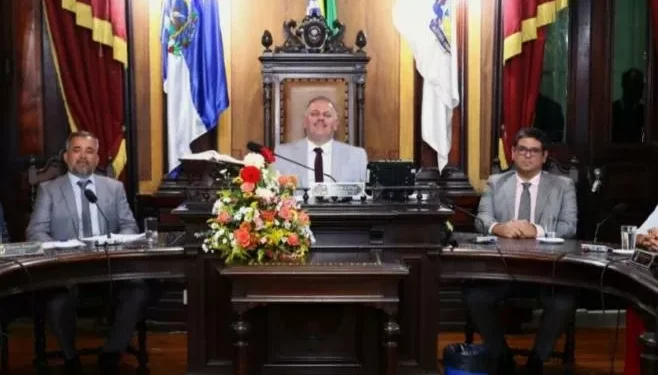 Vereadores são empossados e Junior Coruja é reeleito presidente da Câmara