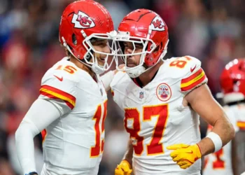 Acusan a siete ciudadanos chilenos por robar en habitáculo de deportistas profesionales como Mahomes y Kelce