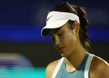 Sufre Emma Raducanu el acoso de un hombre con ‘disposición obsesivo’ en Dubai | Video