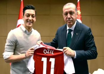 Incursiona Mesut Özil en la política turca | Video