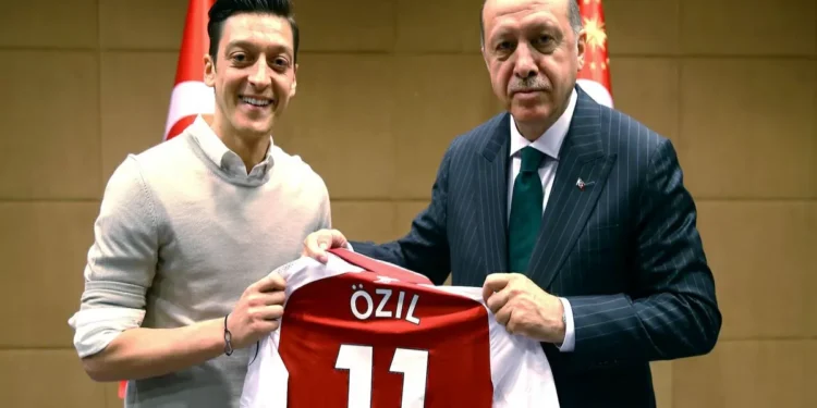 Incursiona Mesut Özil en la política turca | Video