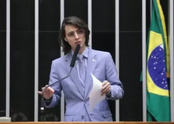 Proposta permite cassar candidato por santinho jogado no dia da eleição