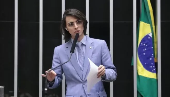 Proposta permite cassar candidato por santinho jogado no dia da eleição