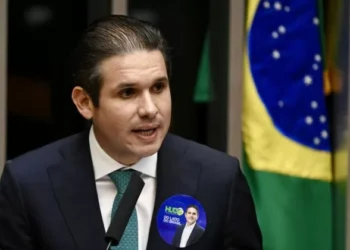 Hugo Motta ameaça punir deputados após gritaria por denúncia frente a Bolsonaro
