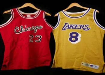 Subastarán camisetas con las que debutaron Michael Jordan y Kobe Bryant